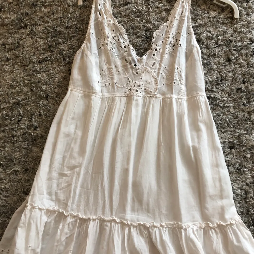 Så vacker romantisk vit långklänning från Morgans. Strl 36. Underkjol. Broderier. Perfekt för student skolavslutningen midsommar eller bara en härlig sommardag.. Mekot.