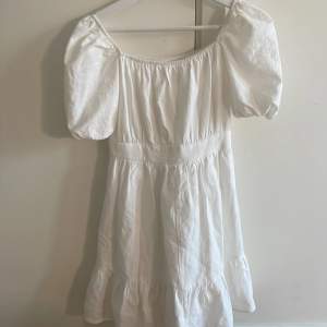 En vit klänning perfekt till sommaren använd få gånger.