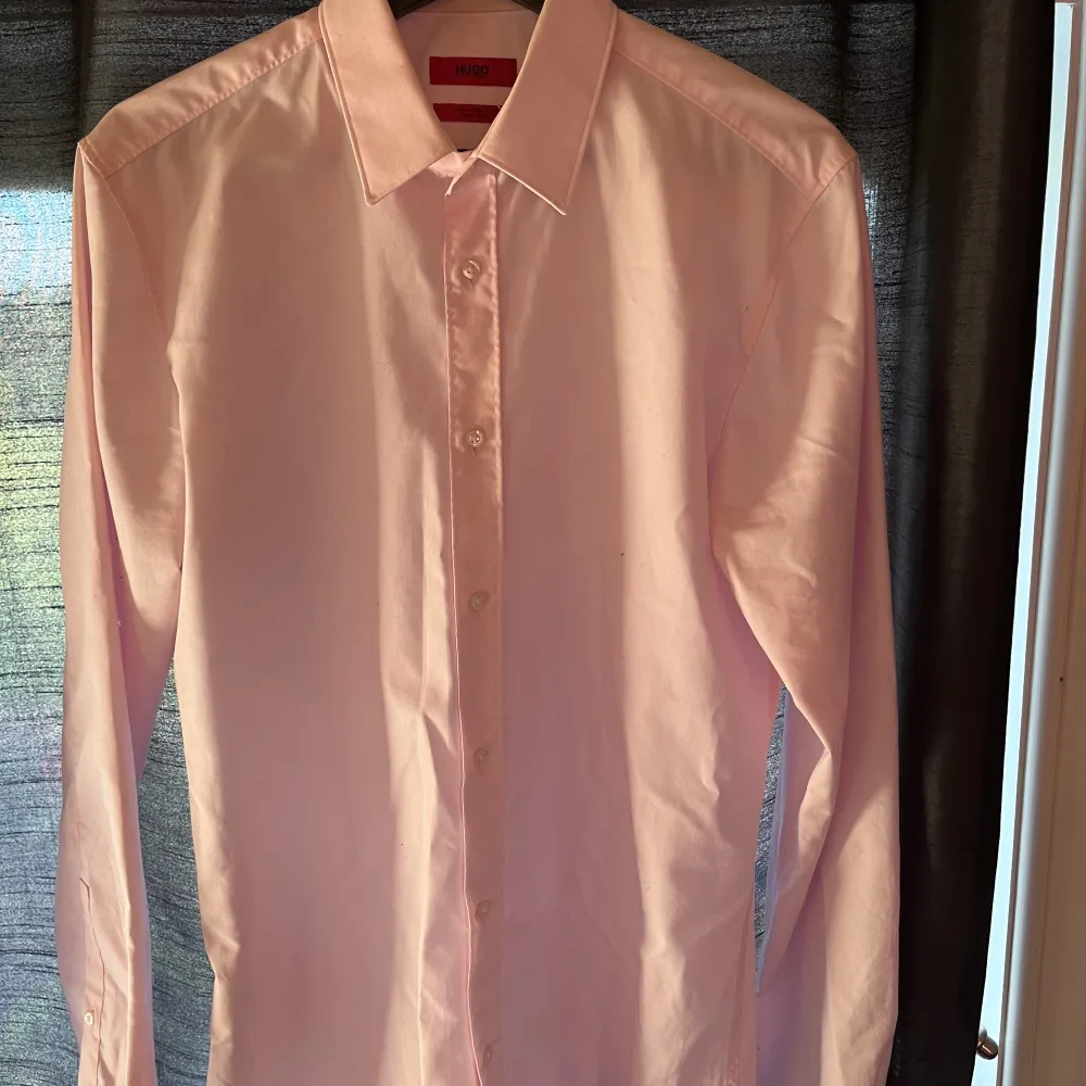 Ljusrosa Hugo Boss skjorta använd ett fåtal gånger, passar M. Skjortor.