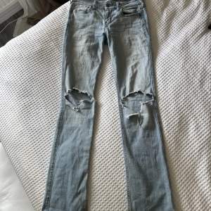 Jag säljer dessa lågmidjade hollister jeansen i storlek W25 L33 pga att de är för små. Lite slitna längst ner men utifrån de är de i bra skick!💕