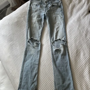 Hollister jeans - Jag säljer dessa lågmidjade hollister jeansen i storlek W25 L33 pga att de är för små. Lite slitna längst ner men utifrån de är de i bra skick!💕
