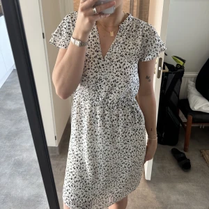 Sommar klänning  - Somrig klänning som inte används. Skriv om ni vill köpa 🌻