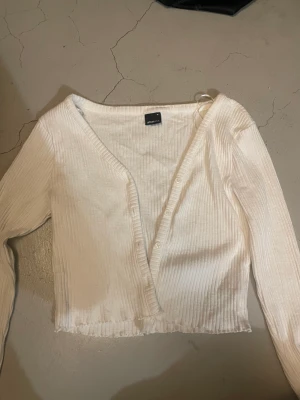 Kofta - Jättefin kofta använd fortfarande bra skick!⚡️den är från ginatricot är verkligen skön🙌🏼inte min stil längre✨