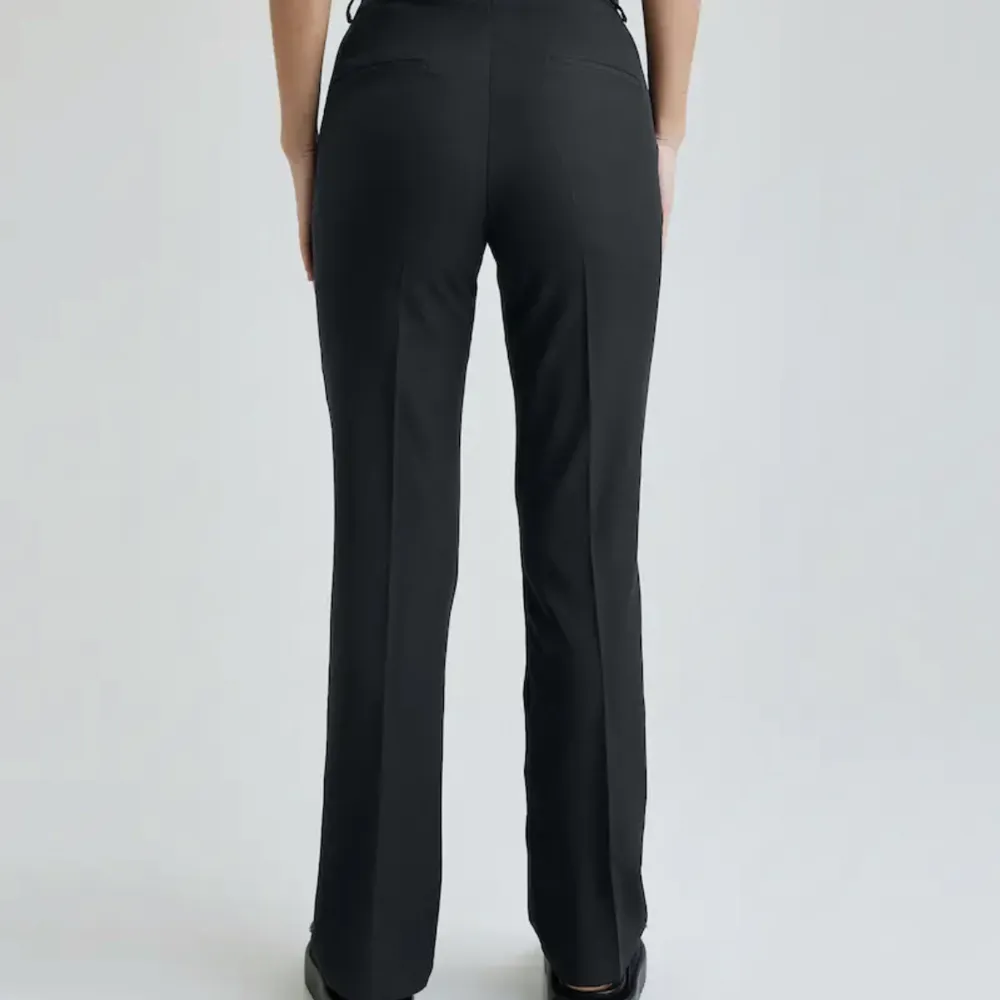 Otroligt snygga svarta kostymbyxor. Inte kommit till mycket andvänding, inga skador osv. Köpta på bikbok för 400kr och säljer för 300kr. Jeans & Byxor.