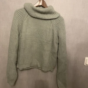 Ljus grön stickad tröja - Köpt från Kappahls barnavdelning, men är som en stl S. Är i fint skick, liten maska på magen, men går lätt att fixa