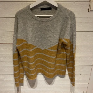 Stickad tröja  - Fin tröja från VERO MODA som inte kommer till användning i storlek xs