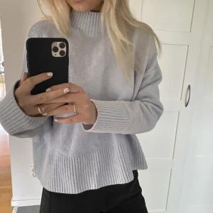 Stickad tröja - Stickad tröja från & other stories. Köpet för ca 2 år sedan men sällan använd då jag har 2 likadana. 