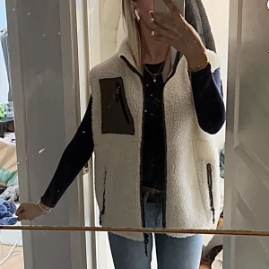 Teddy väst noisy may - Superfin teddyväst från noisy may i strl M! Välanvänd men utan defekter ❤️ jag är 171 cm lång 💕 coola detaljer & passar till allt i vår & sommar 🤝