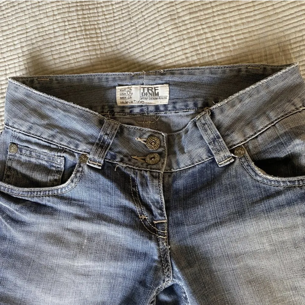 Köpte dessa jeans på Plick nyss men de passade tyvärr inte så jag säljer dem vidare⭐️89 cm innerbenslängd (Förra ägarens bilder). Jeans & Byxor.