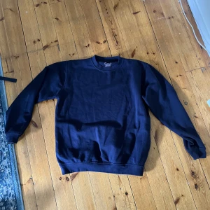 Crewneck från nordwear - Snygg marin blå tröja i fint skick 