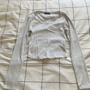 Ribbad tröja - Jag säljer en vit ribbad tröja från New Yorker i storlek M. 