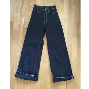 Säljer dessa superfina unika utsvängda jeans från Lee i stl XS/32. De var vita från början, men färgades för att vara svarta istället. Vita sömmar och lila logga på baksidan. Mycket fint skick :) skriv om du har frågor✨