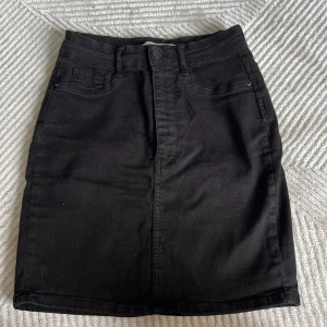 Svart jeanskjol  - Säljer nu min svarta jeanskjol från märket Molly (Gina tricot)