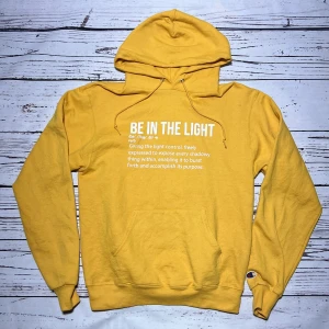 Champion Hoodie Gul Be In The Light - Märke: Champion Typ: Hoodie Färg: Gul Kroppstyp: Unisex Skick: Mycket Bra   Sparande av miljö  30x  lägre utsläpp jämfört med ny vara Sparat vatten ca 3950 liter Sparat CO2 ca 6.8 kg