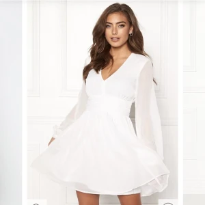 Studentklänning - Säljer en perfekt studentklänning i jättefint skick, passar även till skolavslutning eller bara som en sommarklänning🤍 Storlek 34! Nypris: 699kr!!🌟