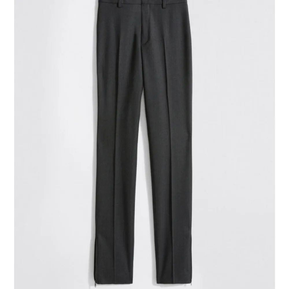 Wool trousers som jag säljer pga fel stolen efter graviditeten. Aldrig använt dom. Nypris 2399 säljer för 900 . Jeans & Byxor.