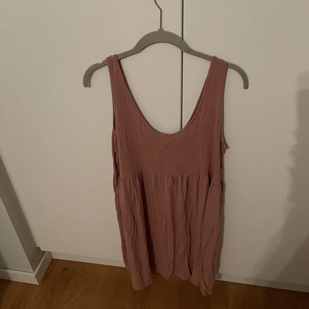 Beige/rosa klänning - Storlek L - Ordinare från H&M - Köparen betalar för frakt - Inga returer - Betalning via köp direkt . Klänningar.