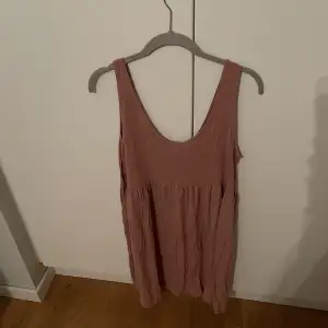 Beige/rosa klänning - Storlek L - Ordinare från H&M - Köparen betalar för frakt - Inga returer - Betalning via köp direkt 