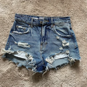 Jeansshorts från Bershka - Jeansshorts från Bershka med slitningar. 