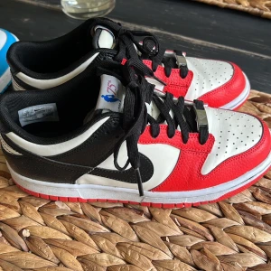 Nike Dunk Low "NBA - Chicago Bulls" sneakers - Mycket fina! Stl 37,5 (24,5) men upplever de ngt större