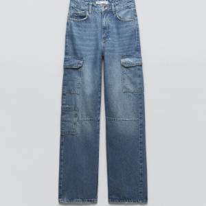 Säljer dessa populära jeansen från Zara. Använda fåtal gånger. Strl 34 men passar S också.💗