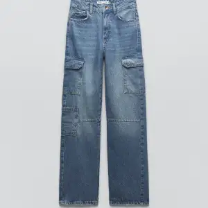 Säljer dessa populära jeansen från Zara. Använda fåtal gånger. Strl 34 men passar S också.💗