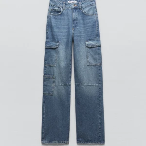 Zara jeans cargo - Säljer dessa populära jeansen från Zara. Använda fåtal gånger. Strl 34 men passar S också.💗
