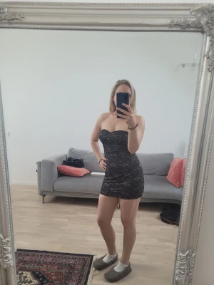 Täjt Bandeau Mini klänning - En väldigt fin bandeau klänning från Forever 21 som köptes för några år sen men har inte fått mycket använding förutom ett par gånger så är i väldigt bra skick. Den sitter jättesnyggt på kroppen.  Köparen står för frakten. Kan mötas i Stockhom.