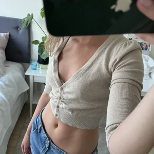 Kofta - Söt kofta med 1/5 ärm, inga defekter! Passa på att köpa nu då jag flyttar utomlands på onsdag!! Allt ska bort ⚠️⚠️