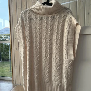 Beige stickad tröja  - Beige stickad tröja från Stockholm LM. Storlek XS/S. Ordinarie pris 700kr, säljer för 300kr.