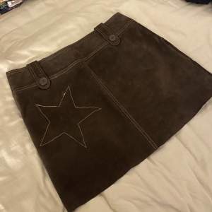 Säljer min unika kjol!! har en stjärna på vänster backsida och dragkedja på sidan🤍köpt secondhand, använts fåtal gånger, väldigt bra sick🤍 DMA mig för fler frågor!!