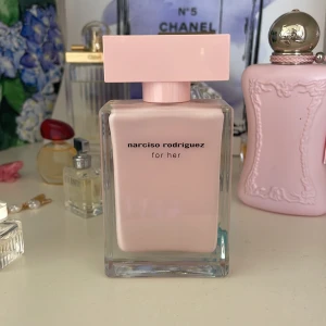 Parfym - Narciso Rodriguez For Her 50ml 🌹🍑🌸superhärlig doft som tyvärr aldrig kommit till användning (därav helt full) då jag har många andra favorit parfymer. Nypris 899kr, öppen för prisförhandling. 🤗