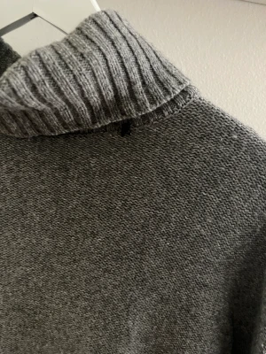Polotröja från Replay - Strl XS  Grå stickad polotröja 