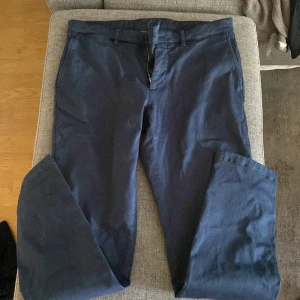 Mörkblå J.Lindeberg chinos  - Stretchiga chinos från J.Lindeberg, inte särskilt använda