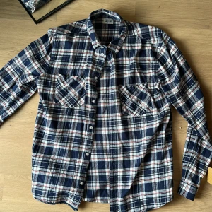 Weekday flanellskjorta  - Skjorta i storlek M, fint skick. 