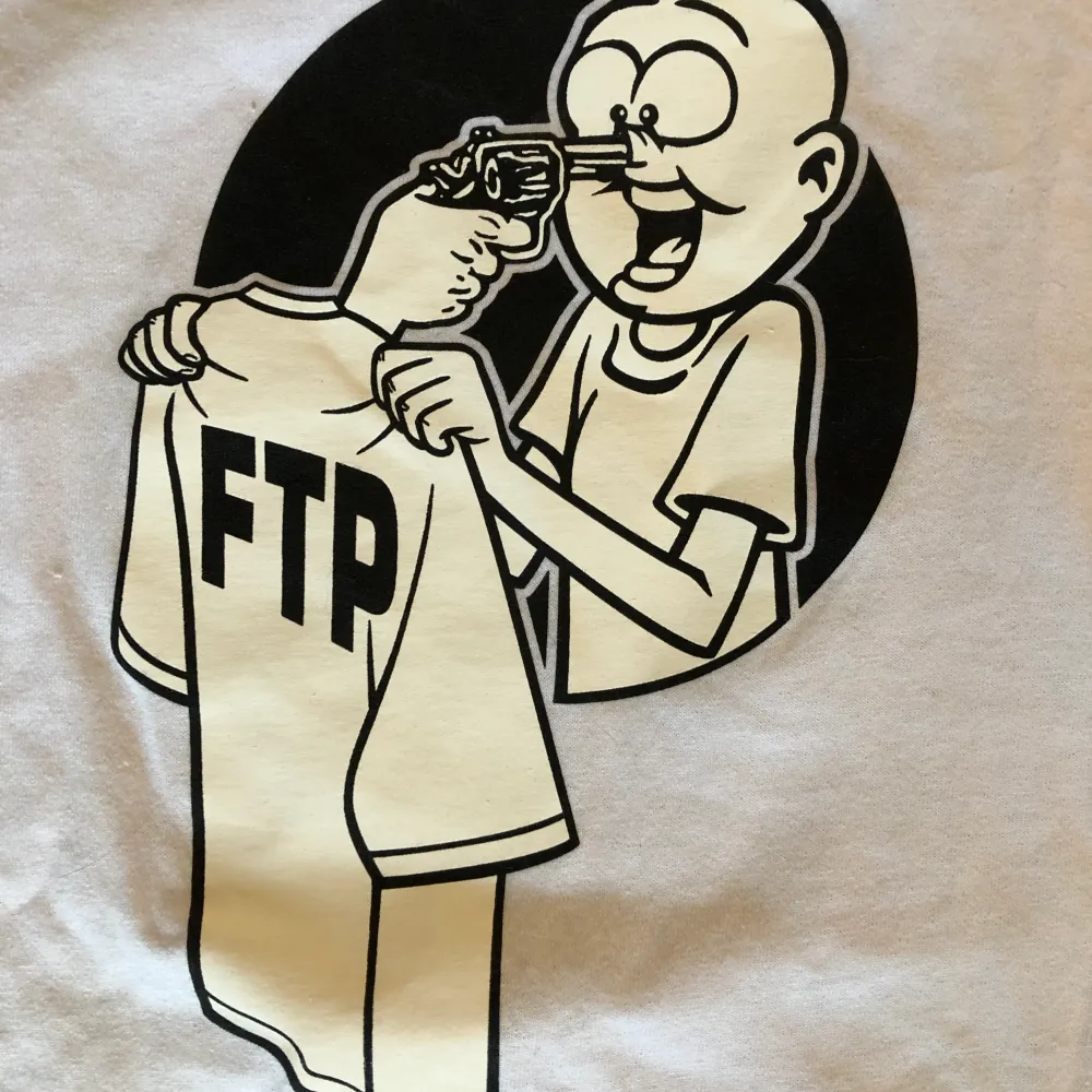En one of a kind T-Shirt från Fuck The Population! Skick 10/10, tröjan har aldrig använts. Köptes från deras drop för mer än ett år sedan. Det är väldigt ovanligt med FTP i Sverige generellt så rekommenderar den här till dig som vill äga något unikt.. T-shirts.