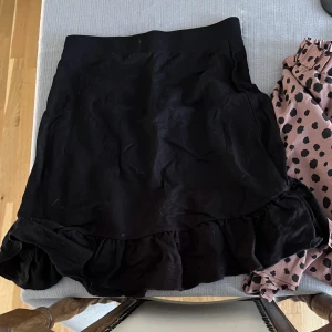 Skön svart sommarkjol - Enbart använd ca 1 gång, pga för liten storlek för mig. Skönt material,  stilren.  