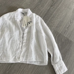 Linne skjorta  - Kortare linne skjorta från zara, helt oanvänd. Nypris 379kr! Hör av er vid frågor eller funderingar 🤍😊