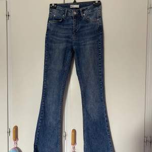 ett par bootcut jeans från Gina tricot. aldrig använda. byxorn är totalt 101 cm långa. kontakta vid flera bilder eller frågor!! <33