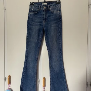 bootcut jeans - ett par bootcut jeans från Gina tricot. aldrig använda. byxorn är totalt 101 cm långa. kontakta vid flera bilder eller frågor!! <33
