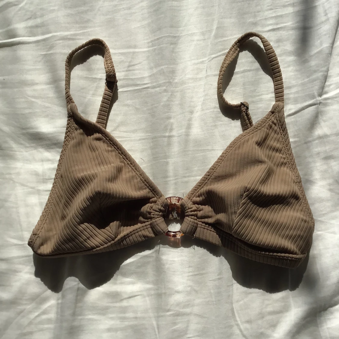 Söt beige bikinitopp 