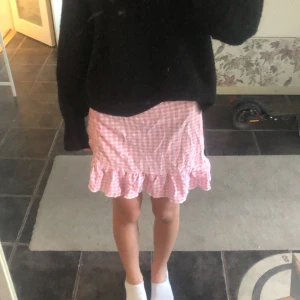 Kjol - Säljer min fina kjol ifrån gina tricot. Jättefint skick sällan använd! Den är i storlek M men passar perfekt till mig som har xs/s