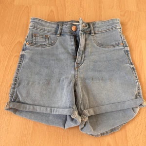 Jeans shorts  - De är i bra skick, knappt använda. Från Gina Tricot, märke Molly.  