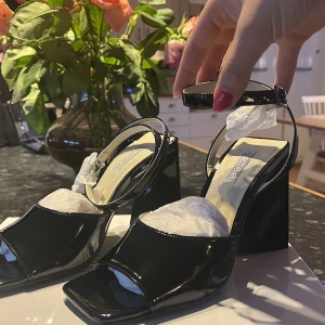 Klackar Nelly - Köpte dessa på Nelly men glömde bort att returnera innan tiden va slut. De är i strlk 37 men passade mig som har strlk 38 bra. Helt nya, säljer för 250kr🫶🏻☺️