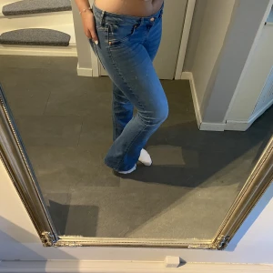 Lågmidjade jeans  - Fina lågmidjade bootcut jeans från H&M. Storlek 38 och är i bra skick💞 