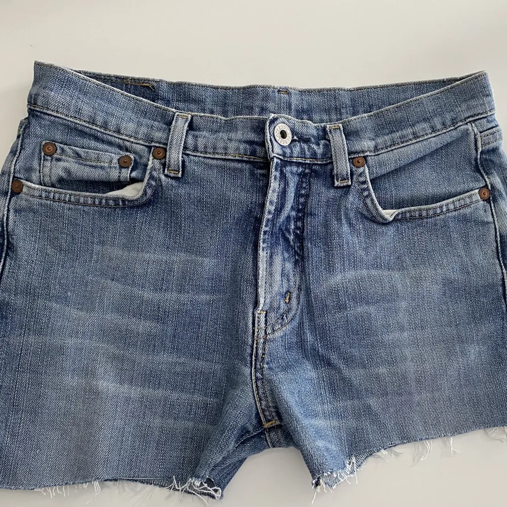 Säljer dessa lågmidjade replay jeans shorts då dem bliv ut för små för min smak!. Shorts.
