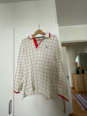 Lacoste-piké  - Den har en liten fläck men syns inte mycket. Vet inte exakta storleken men sitter oversized på mig som är s/m.