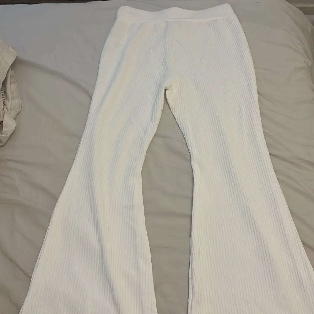 Ett par vita byxor som är helt nya. Råka beställa fel storlek så vill gärna att någon annan ska ha dem.  . Jeans & Byxor.