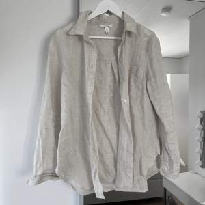 Så himla snygg beige linneskjorta i 100% linne. Endast testad!🤍
