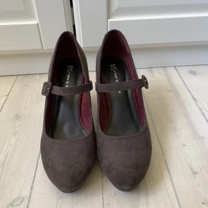 Gråbruna klackskor - Väldigt fina och bekväma klackskor i en jordig gråbrun färg. Strl 39, väldigt bekväma och sparsamt använda! 
